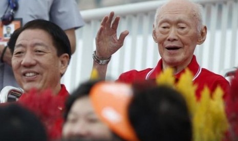 Pendiri Singapura Lee Kuan Yew (kanan).