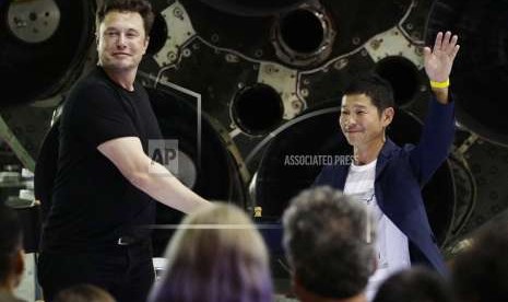 Pendiri SpaceX Elon Musk menjabat tangan Yusaku Maezawa.