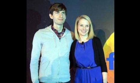 Pendiri Tumblr, David Karp (kiri) berpose dengan CEO Yahoo, Marissa Mayer, dalam kesepakatan akuisi pada Senin (20/5/2013) di New York, AS.