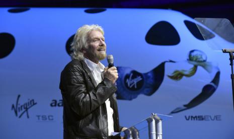  Pendiri Virgin Group Sir Richard Branson menyampaikan ungkapan terima kasihnya kepada para karyawan Virgin Galactic pada acara pembukaan Virgin Galactic SpaceShipTWO di Mojave, California, AS, 19 Februari 2016.