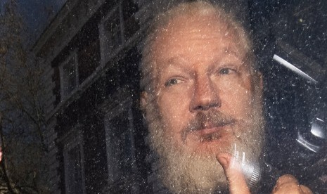 Pendiri Wikileaks Julian Assenge tiba di Westminster Magistrates' Court di London, Inggris setelah ditahan Metropolitan Police, Kamis (11/4).