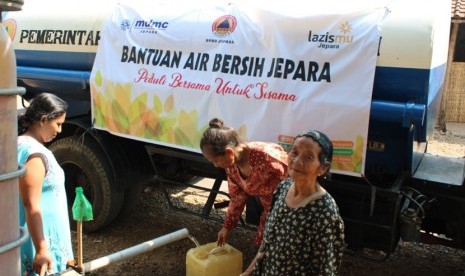 Pendistribusian air bersih dari MDMC di desa-desa terdampak  kekeringan di Jawa Tengah.