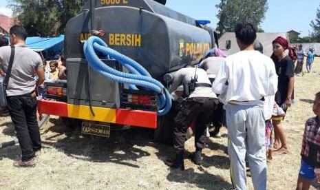 Pendistribusian air bersih dari Polda Nusa Tenggara Barat ke masyarakat korban gempa di wilayah Tanjung Lotara.