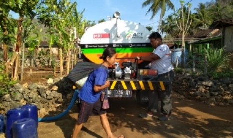  Pendistribusian air bersih ke Desa Melikan, Kecamatan Rongkop,  Kabupaten Gunungkidul, DIY, Rabu (28/8).