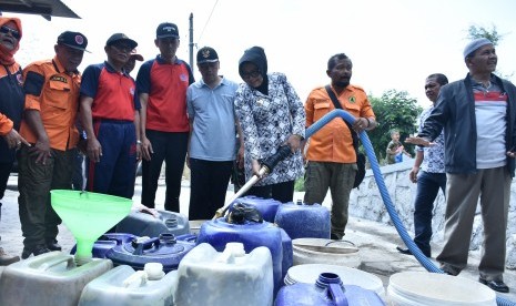 Pendistribusian air bersih yang dilakukan BPBD Kabupaten Sleman di Dusun Jali, Desa Gayamharjo, Kecamatan Prambanan.