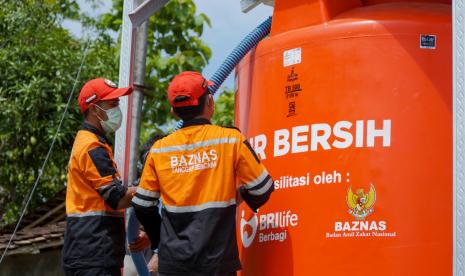 Pendistribusian bantuan ini dilakukan secara simbolis oleh Ketua Baznas Provinsi Yogyakarta, Bambang Sutiyoso, didampingi perwakilan CSR Kantor Pusat BRI Life yakni Kepala Customer Care Center Yogyakarta, Sri Wusanandhito dan Business Regional Head, Ade Herlam Mustofa kepada perwakilan warga di Benteng Wareng, Desa Tancep, Kec. Ngawen, Kab. Gunung Kidul, Yogyakarta, Kamis (26/11).