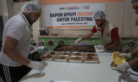 Pendistribusian makanan siap santap yang diolah di Dapur Umum Indonesia untuk siswa-siswa sekolah dasar di Gaza