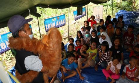 pendongeng dari Dongeng Ceria di Posko Pengungsi Gempa Mamuju