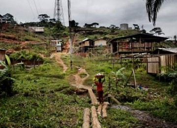 Penduduk berjalan di sebuah jalan di Barbacoas, Narino, Colombia. Foto: Franco Pagetti/VII/Corbis