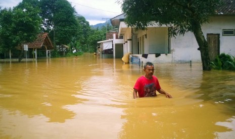 Rumah warga terendam banjir. ilustrasi