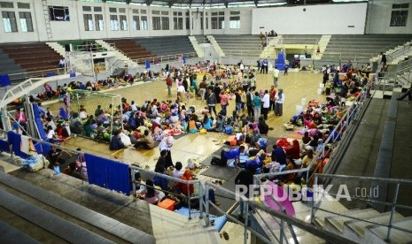 Penduduk dari lokasi longsor berkumpul di pengungsian, di GOR Tadjimalela, Kabupaten Sumedang, Rabu (21/9)