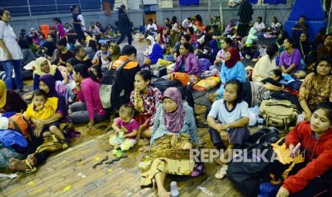 Penduduk dari lokasi longsor berkumpul di pengungsian, di GOR Tadjimalela, Kabupaten Sumedang, Rabu (21/9)