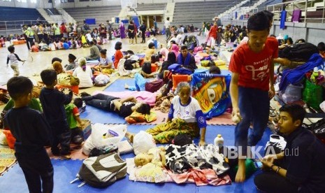 Penduduk dari lokasi longsor berkumpul di pengungsian, di GOR Tadjimalela, Kabupaten Sumedang, Rabu (21/9)