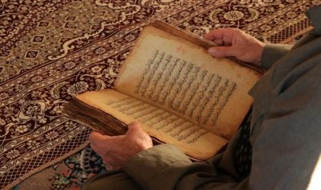 Penduduk Desa di Irak Simpan Alquran Berusia 700 Tahun. Tafsir Surah Ar-Ra'd Ayat 1 menerangkan akibat jika umat Islam meninggalkan Alquran.