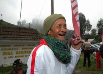 Penduduk di kaki Gunung Semeru menikmati layanan telepon untuk pertama kalinya. Ilustrasi.