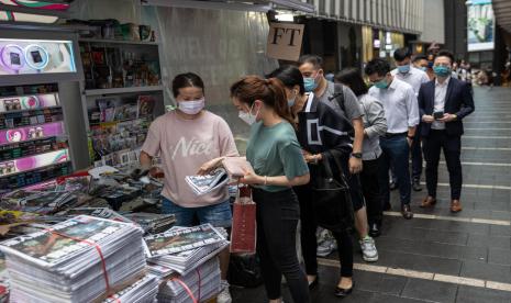 Penduduk Hong Kong antre pada Kamis (24/6) mengambil salinan edisi terakhir surat kabar pro-demokrasi Apple Daily.