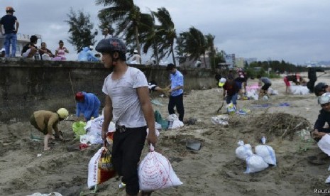 Penduduk kota Da Nang menyiapkan pasir untuk melindungi rumah mereka dari banjir.