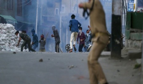 Penduduk Muslim Kashmir bentrok dengan aparat kepolisian di Srinagar, Kashmir.