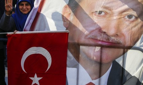 Pendukung AK Party yang dipimpin Presiden Turki Recep Tayyip Erdogan di luar markas partai di Istanbul, Senin (1/4). Partai Erdogan unggul di pemilihan lokal.