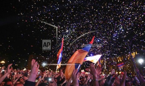 Pendukung anggota parlemen oposisi Nikol Pashinian mengadakan rapat umum di alun-alun Republik di Yerevan pada Selasa (1/5). Parlemen Armenia menolak pemimpin protes Nikol Pashinian sebagai perdana menteri baru negara itu dalam proses pemilihan yang berlangsung pada Selasa (1/5).