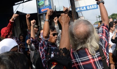 Pendukung Basuki Tjahaja Purnama atau Ahok berkumpul dan berorasi di depan Mako Brimob, Depok, menyambut kebebasan Ahok, Kamis (24/1).