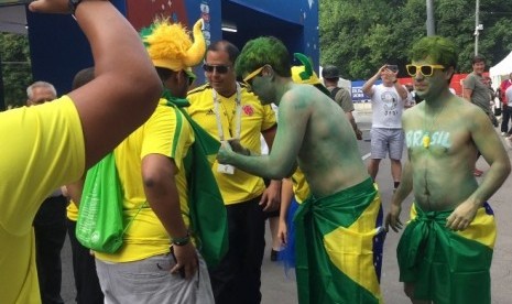 Pendukung Brasil saat berada di Fan Fest dekat Moscow State University, Moskow. 