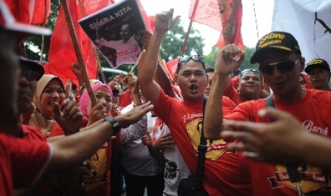 Pendukung Calon Presiden dan Calon Wakil Presiden dari PDIP Joko Widodo - Jusuf Kalla, meneriakkan yel yel di Gedung KPU, Jakarta, Senin (19/5). Jokowi dan Jusuf Kalla adalah calon presiden dan wakil presiden yang diusung oleh empat partai, PDIP, Nasdem, P