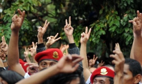 Pendukung calon presiden dan calon wakil presiden Joko Widodo - Jusuf Kalla mengacungkan dua jari saat menyaksikan konser Revolusi Harmoni di Senayan, Jakarta, Rabu (11/6).