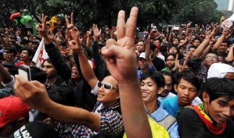 Pendukung calon presiden dan calon wakil presiden Joko Widodo - Jusuf Kalla antusias menyaksikan konser Revolusi Harmoni di Senayan, Jakarta, Rabu (11/6). 