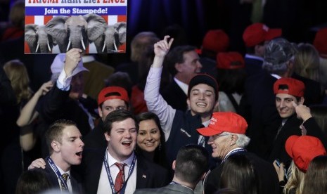 Pendukung calon presiden Partai Republik Donald Trump bergembira saat mereka menonton hasil pemilu pada malam pemilihan reli Trump, Selasa (8/11) di New York.