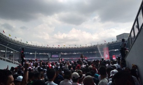 Pendukung Capres dan Cawapres nomor urut 01 Joko Widodo - Ma'ruf Amin sudah penuhi Stadion Utama Gelora Bung Karno pada Selasa (13/4) pukul 13.45. Mereka datang untuk menghadiri kampanye akbar bertajuk 'Konser Putih Bersatu'. 