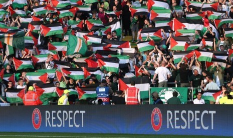 Pendukung Celtic membentangkan bendera Palestina.