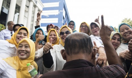 Pendukung dan simpatisan Gubernur dan Wakil Gubernur Banten Wahidin Halim-Andika Hazrumy merayakan kemenangan setelah mendengarkan hasil putusan atas perkara gugatan hasil Pilkada Serentak 2017 Provinsi Banten di Mahkamah Konstitusi, Jakarta, Selasa (4/4). 