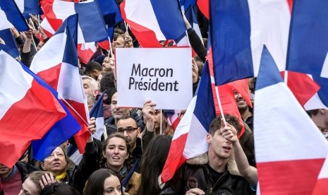 Pendukung Emmanuel Macron bersorak menyambut kemenangan kandidatnya di pemilu Prancis. Macron mengungguli lawannya Le Pen, (8/5).