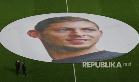  Pendukung FC Nantes memajang spanduk besar yang menggambarkan  Emiliano Sala, yang hilang pada 21 Januari 2019 setelah sebuah pesawat terbang ringan yang ia tumpangi dari Nantes ke Cardiff menghilang di Selat Inggris