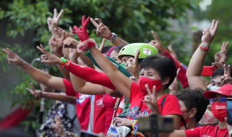 Pendukung Ferdinand Bongbong Marcos Jr. menunjukkan tanda kemenangan saat mereka merayakannya di sepanjang jalan di Mandaluyong, Filipina pada Selasa 10 Mei 2022. Kemenangan telak Marcos Jr dalam pemilihan presiden Filipina menimbulkan kekhawatiran segera tentang erosi lebih lanjut demokrasi di kawasan, dan dapat memperumit upaya Amerika untuk menumpulkan pengaruh dan kekuatan China yang berkembang di Pasifik.