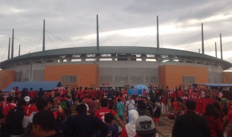 Pendukung Indonesia saat hendak memasuki Stadion Pakansari.