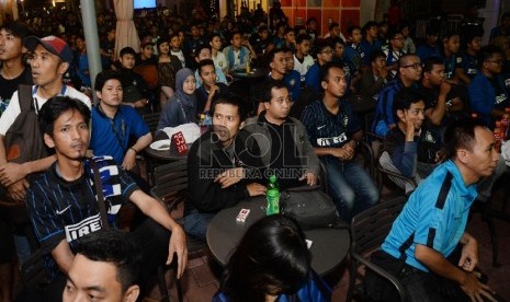  Pendukung Inter Milan nonton bareng pertandingan Liga Italia Serie A antara Inter Milan VS Sassuolo di Gading Serpong, Tangerang Selatan, Banten, Ahad (10/1). (Republika/Yasin Habibi)