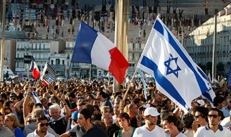 Pendukung Israel mengibarkan bendera Prancis dan Israel dalam sebuah aksi unjukrasa. ilustrasi