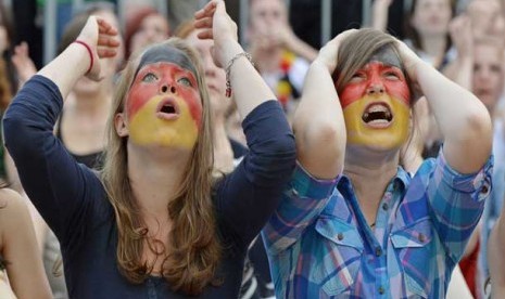 Pendukung Jerman kecewa menyaksikan Itali unggul sementara di babak pertama dengan skor 2-0.