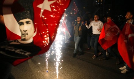 Pendukung kandidat wali kota Istanbul dari partai oposisi Turki Republican People's Party's (CHP), Ekrem Imamoglu, memegang bendera Turki di Istanbul, Senin (6/5).