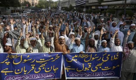 Pendukung kelompok agama Pakistan meneriakkan slogan-slogan anti-India selama demonstrasi untuk mengutuk referensi menghina Islam dan Nabi Muhammad yang dibuat oleh Nupur Sharma, juru bicara partai nasionalis Hindu yang memerintah, di Karachi, Pakistan, Senin, 6 Juni 2022. Penghinaan Nabi Muhammad: Makin Banyak Negara di Dunia Islam Mengecam India