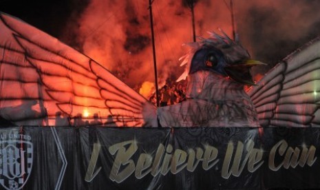 Pendukung kesebelasan Bali United membakar kembang api seusai pertandingan melawan Persegres dalam laga terakhir Sepak Bola Liga 1 di Stadion I Wayan Dipta, Gianyar, Bali, Ahad (12/11). Bali United menang atas Persegres dengan skor 3-0 pada laga terakhir Liga 1 Indonesia 2017. 