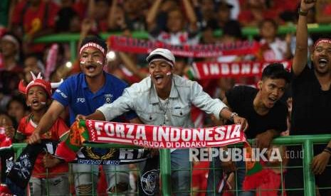 Pendukung kesebelasan Indonesia saat pertandingan penyisihan grup sepak bola Asian Games 2018 di Stadion Patriot Candrabhaga, Bekasi, Jawa Barat, Senin (20/8).