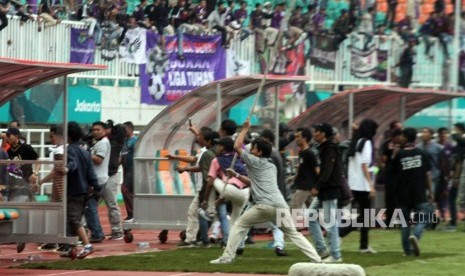 Pendukung klub Persita turun ke lapangan ditengah pertandingan pada perebutan juara ke 3 Liga 2 2018 antara Persita lawan Kaltim Putra di Stadion Pakansari, Bogor, Jawa Barat, Selasa (4/12/2018).