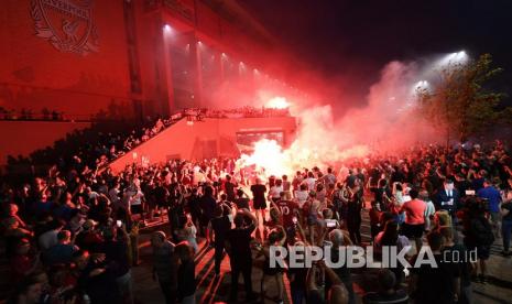  Pendukung Liverpool berkumpul di luar Stadion Anfield di Liverpool, Inggris, Kamis (25/6/2020) waktu setempat, setelah Liverpool meraih gelar juara Liga Primer Inggris. Liverpool meraih gelar itu setelah Manchester City gagal mengalahkan Chelsea pada Kamis malam. 