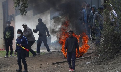 Pendukung mantan presiden Bolivia Evo Morales bentrok dengan polisi di La Paz, Bolivia. 