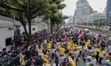 Pendukung monarki Thailand berkumpul di luar Kedutaan Besar Jerman di Bangkok tengah, Thailand Senin, 26 Oktober 2020. Kelompok tersebut berkumpul untuk membela pendapat pengunjuk rasa pro-demokrasi bahwa Raja Maha Vajiralongkorn menghabiskan sebagian besar waktunya di Jerman untuk melakukan kegiatan politik Thailand. Pejabat pemerintah Jerman baru-baru ini menyatakan keprihatinan atas aktivitas politik yang mungkin dilakukan raja di tanah Jerman.