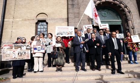 Pendukung Organisasi Mujahidin Rakyat Iran protes di luar pengadilan distrik Stockholm pada hari pertama persidangan Hamid Noury, di Stockholm, Selasa, 10 Agustus 2021. Pengadilan Swedia diperkirakan akan mengumumkan putusannya kepada seorang warga negara Iran yang menghadapi tuduhan melakukan kejahatan perang berat dan pembunuhan selama fase akhir perang Iran-Irak pada 1980-an.