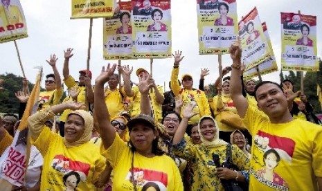 Pendukung Partai Golkar saat kampanye pileg 2014